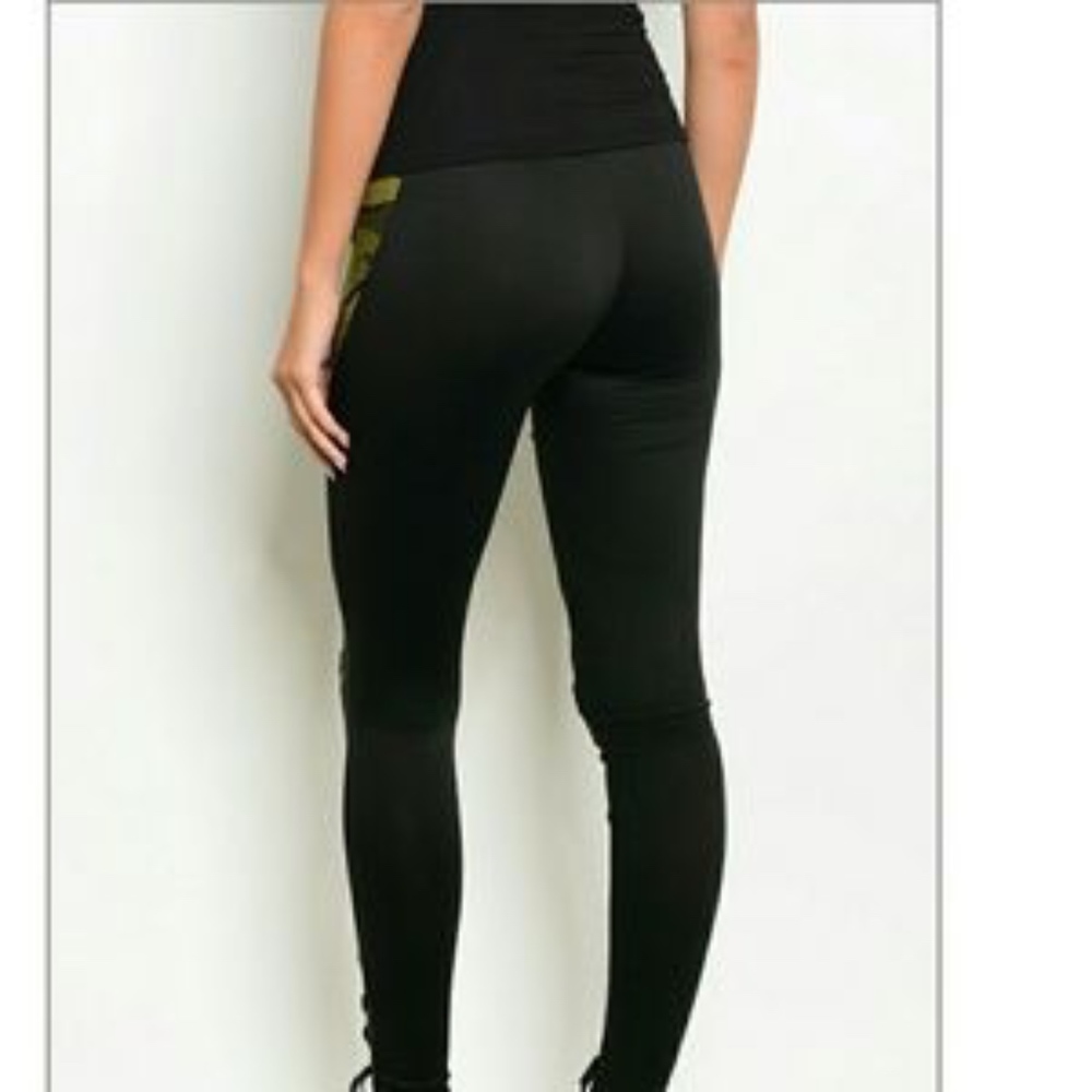 ❤️ Black Open Lace-Up Leggings w/ Camo Accents - Picture 5 of 8